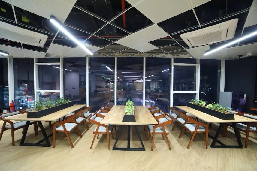 Students receiving job-oriented IT training through hands-on labs, live projects, and expert mentorship at SIRI AI TECH HUB.
